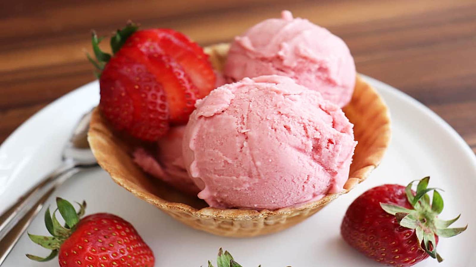 Strawberry and Avocado Ice cream - Star Magic